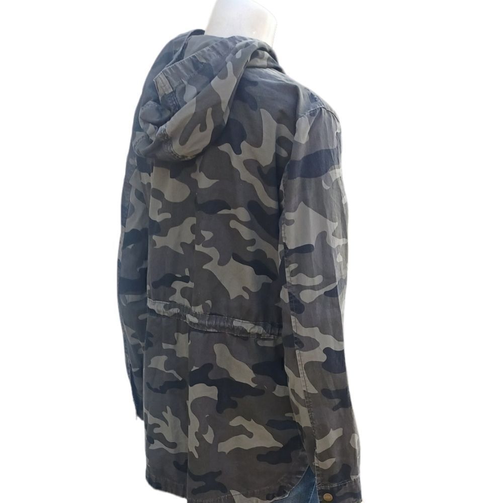 657924......Love Tree Long Sleeve Camo Hoody Size Small