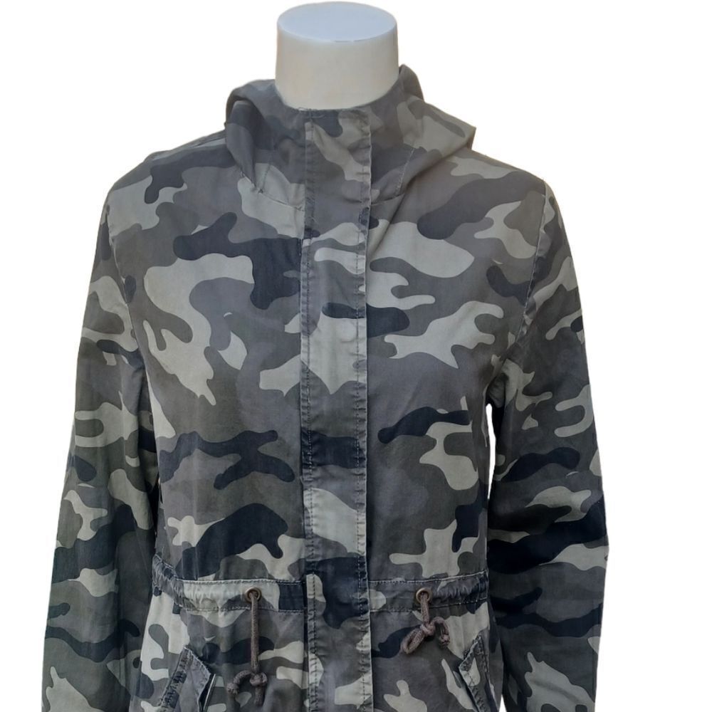 657924......Love Tree Long Sleeve Camo Hoody Size Small