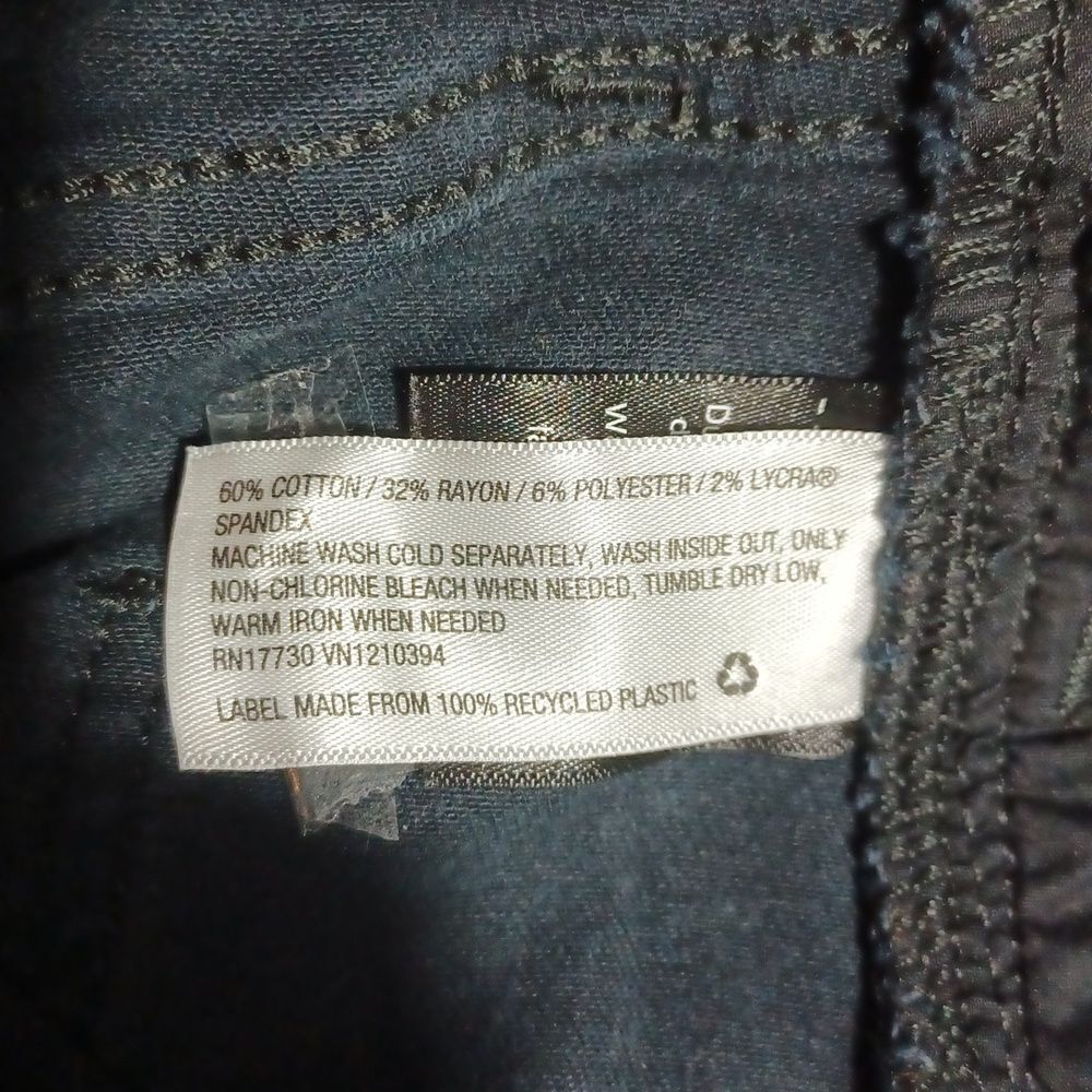 662511...Universal Thread Crop Jeans 16/33S,  11" Rise