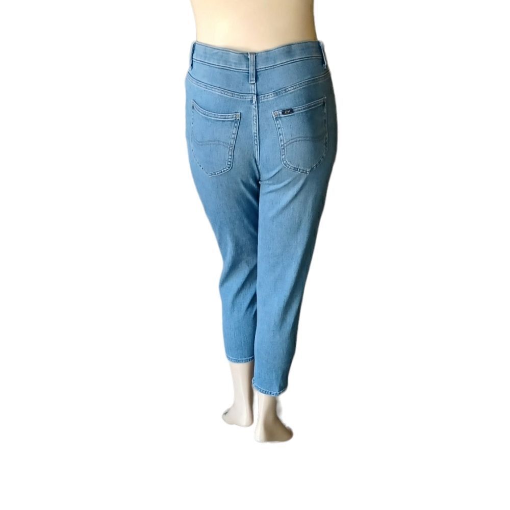 647332...Lee Relaxed Fit Tapered Leg Size 12 Medium, W30" 23"Inseam 11"Rise