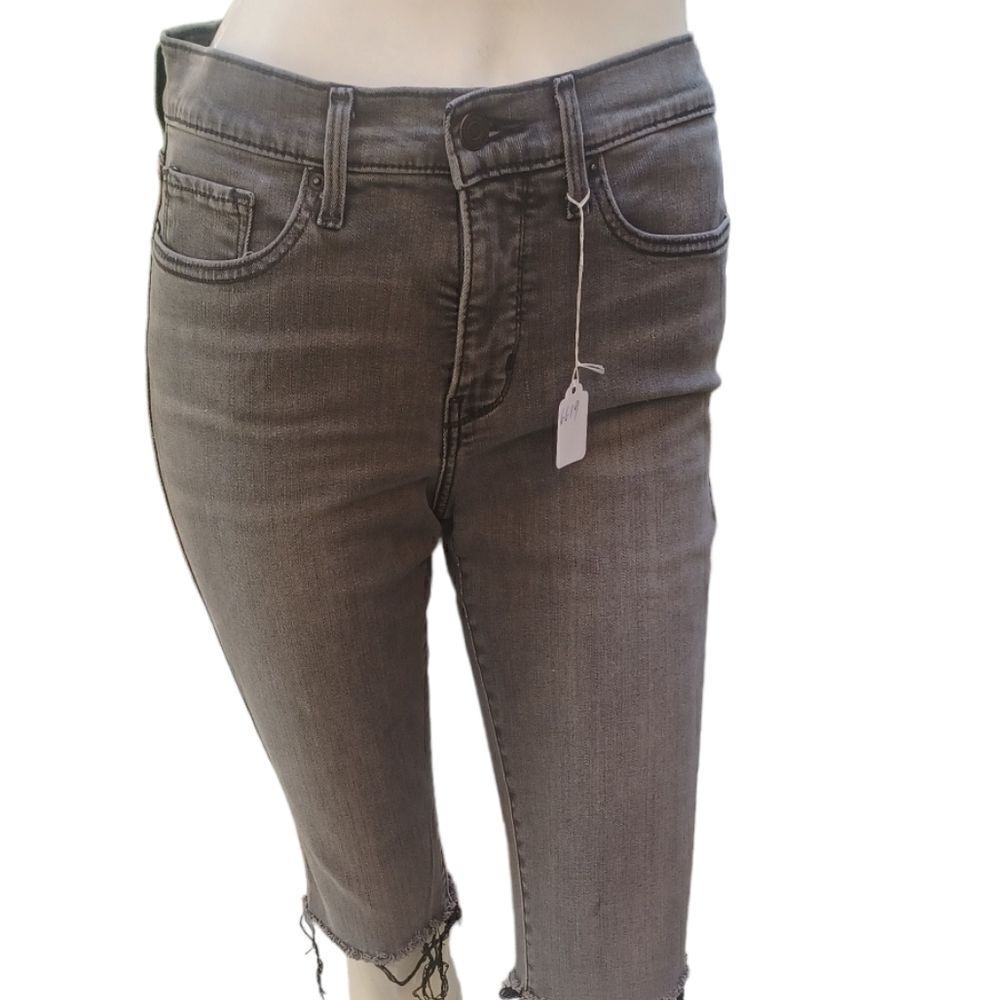 661941....Levi's Gray Shorts Size 29