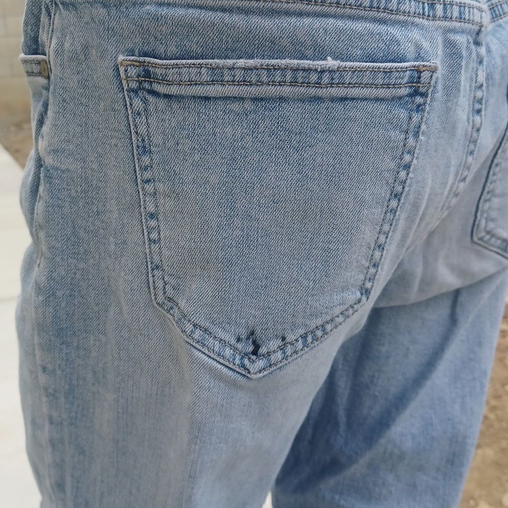 660841...Eunina Straight leg Crop Jeans Size 11, W28" 24"Inseam 11"Rise