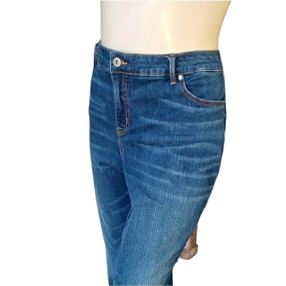 685946..Torrid Boyfriend Straight leg Jeans Size 26R, W44" 29"Inseam 12"Rise