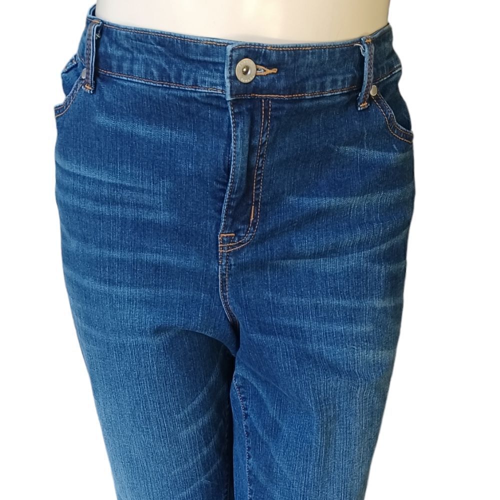 685946..Torrid Boyfriend Straight leg Jeans Size 26R, W44" 29"Inseam 12"Rise