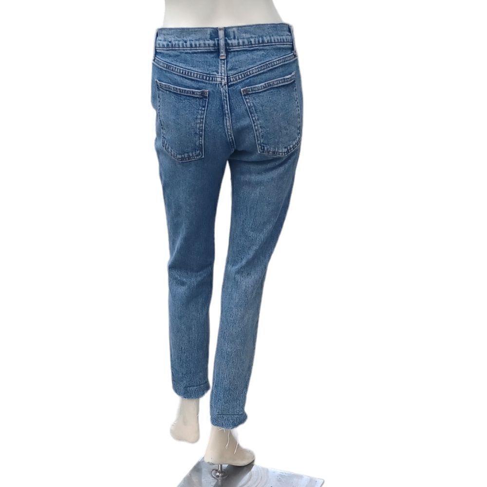686446....Gap Girlfriend Jeans Size 2/26, 9" Rise