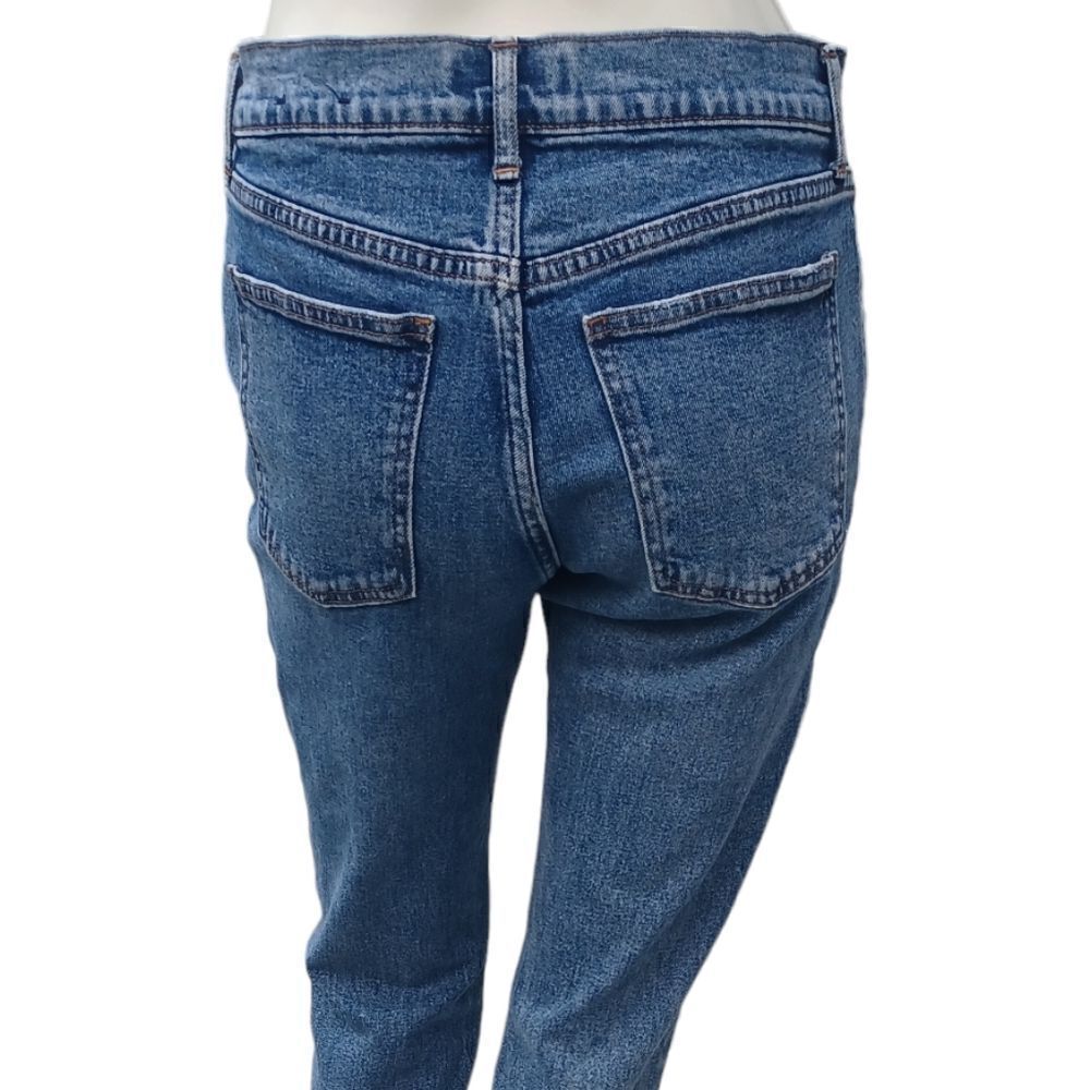 686446....Gap Girlfriend Jeans Size 2/26, 9" Rise