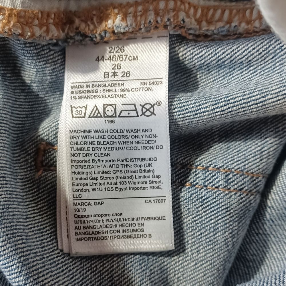 686446....Gap Girlfriend Jeans Size 2/26, 9" Rise