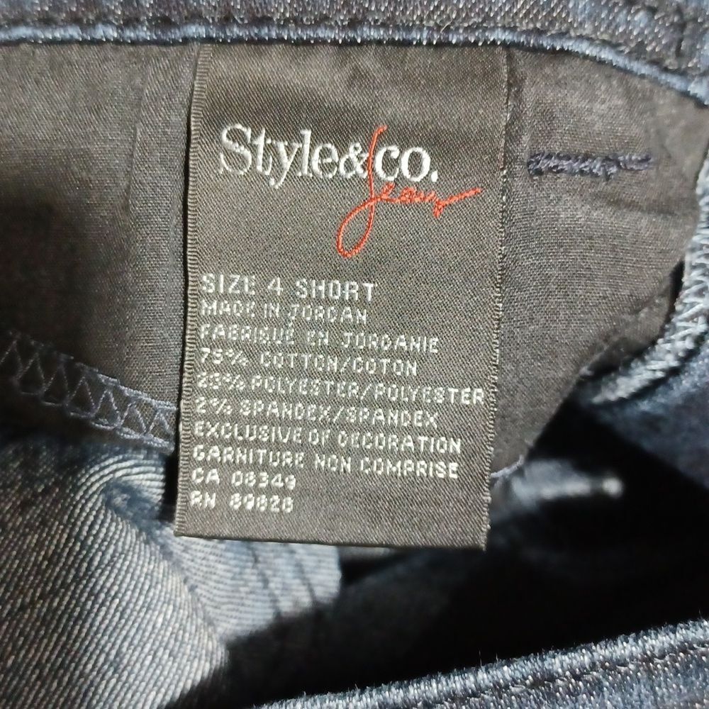 120011...Style & Co. Straight leg Jeans Size 4, W26" 26"Inseam 10"Rise