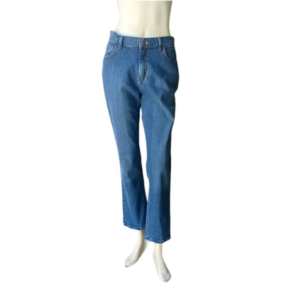 700384...Lee Relaxed Straight leg Jeans Size 4P, W28"  27"Inseam  10"Rise