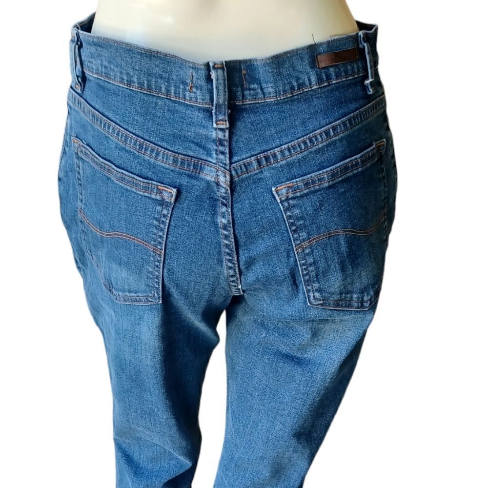 700384...Lee Relaxed Straight leg Jeans Size 4P, W28"  27"Inseam  10"Rise