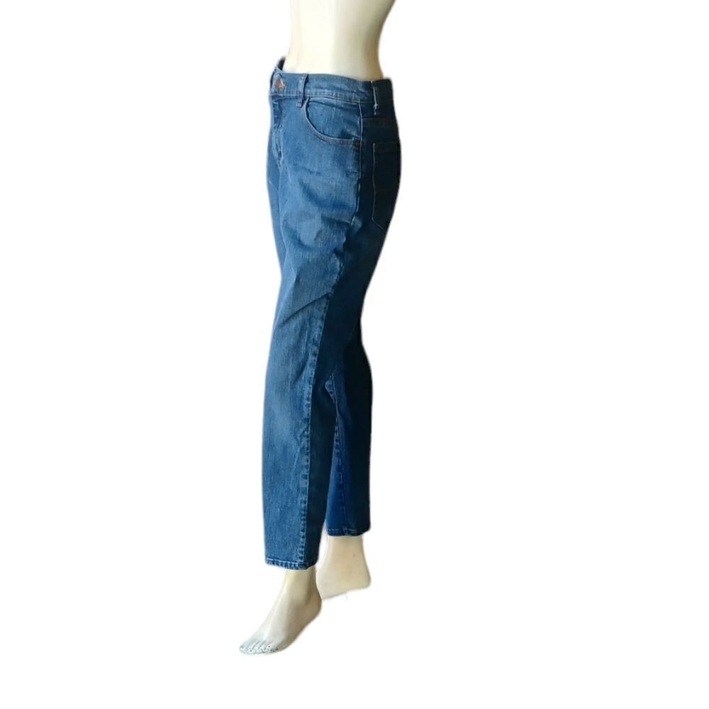 700384...Lee Relaxed Straight leg Jeans Size 4P, W28"  27"Inseam  10"Rise