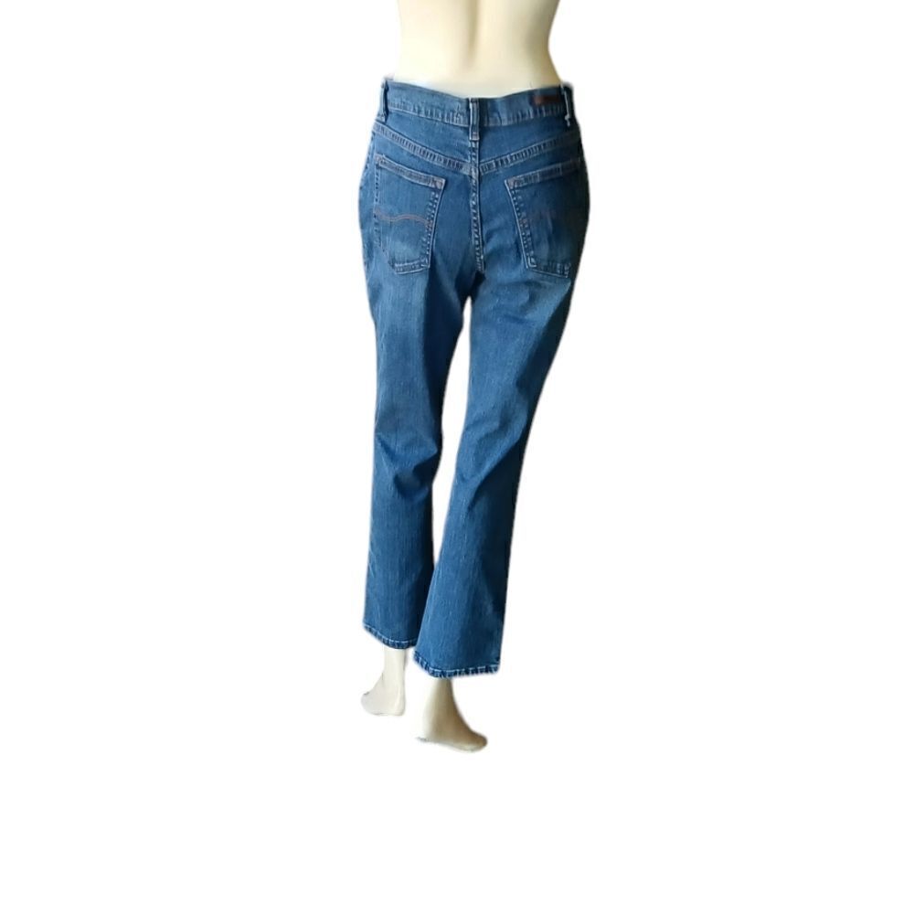 700384...Lee Relaxed Straight leg Jeans Size 4P, W28"  27"Inseam  10"Rise