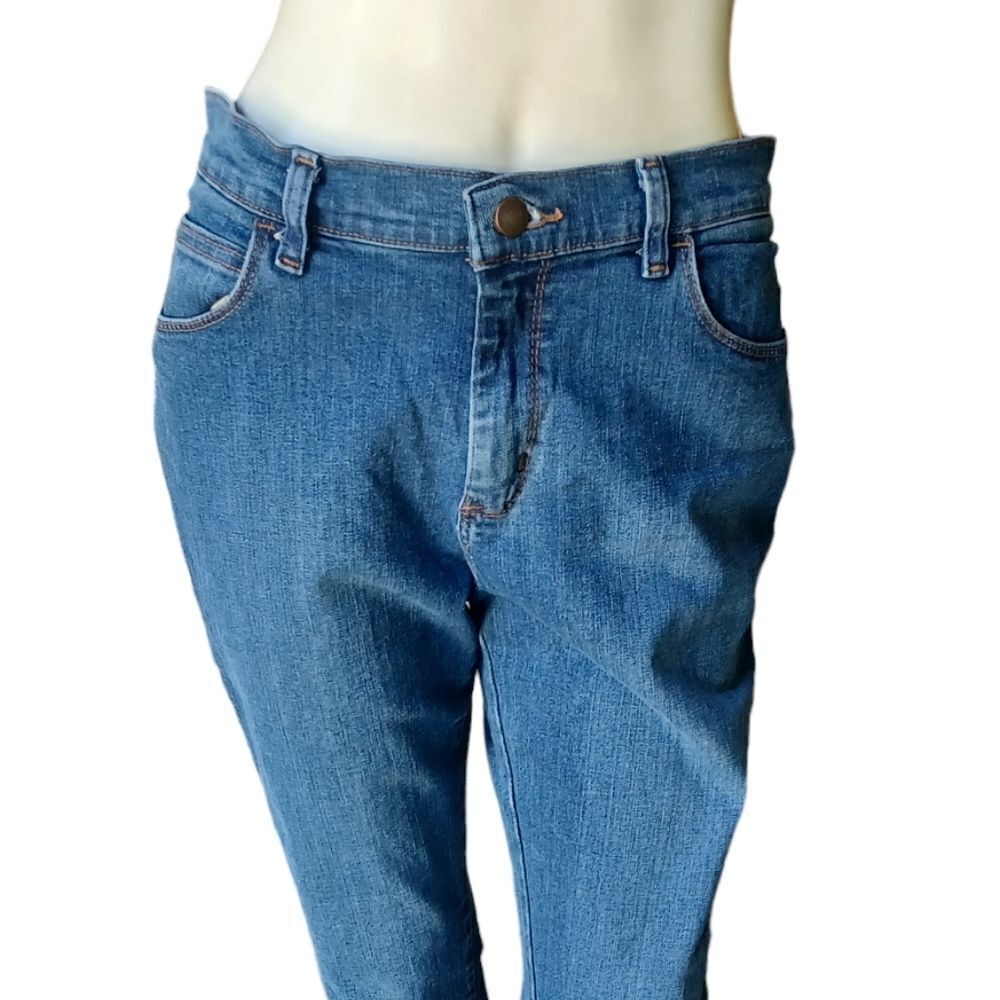 700384...Lee Relaxed Straight leg Jeans Size 4P, W28"  27"Inseam  10"Rise