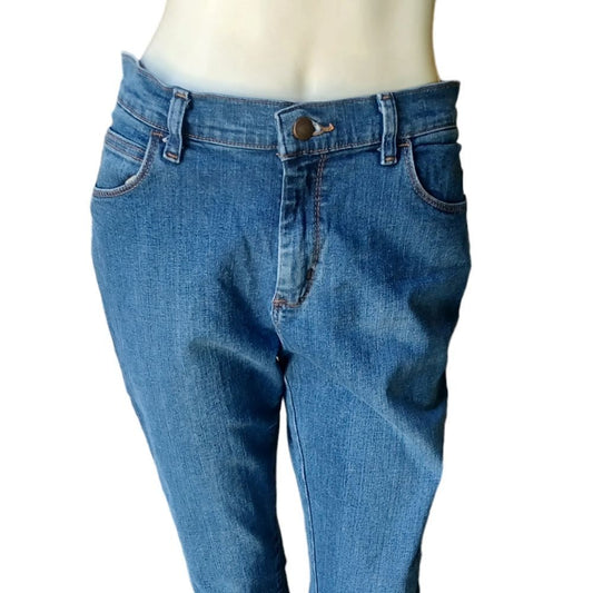 700384...Lee Relaxed Straight leg Jeans Size 4P, W28"  27"Inseam  10"Rise