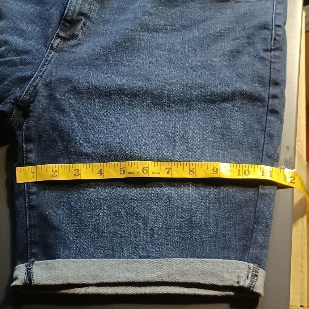 663442....Universal Thread Denim Shorts Size 18WR, 38" Waist 8" Inseam 10" Rise