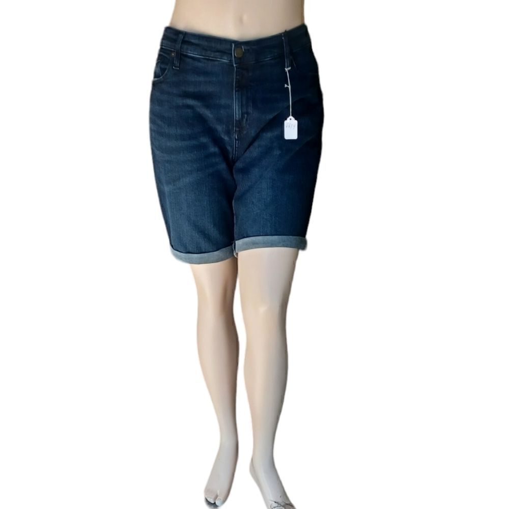 663442....Universal Thread Denim Shorts Size 18WR, 38" Waist 8" Inseam 10" Rise