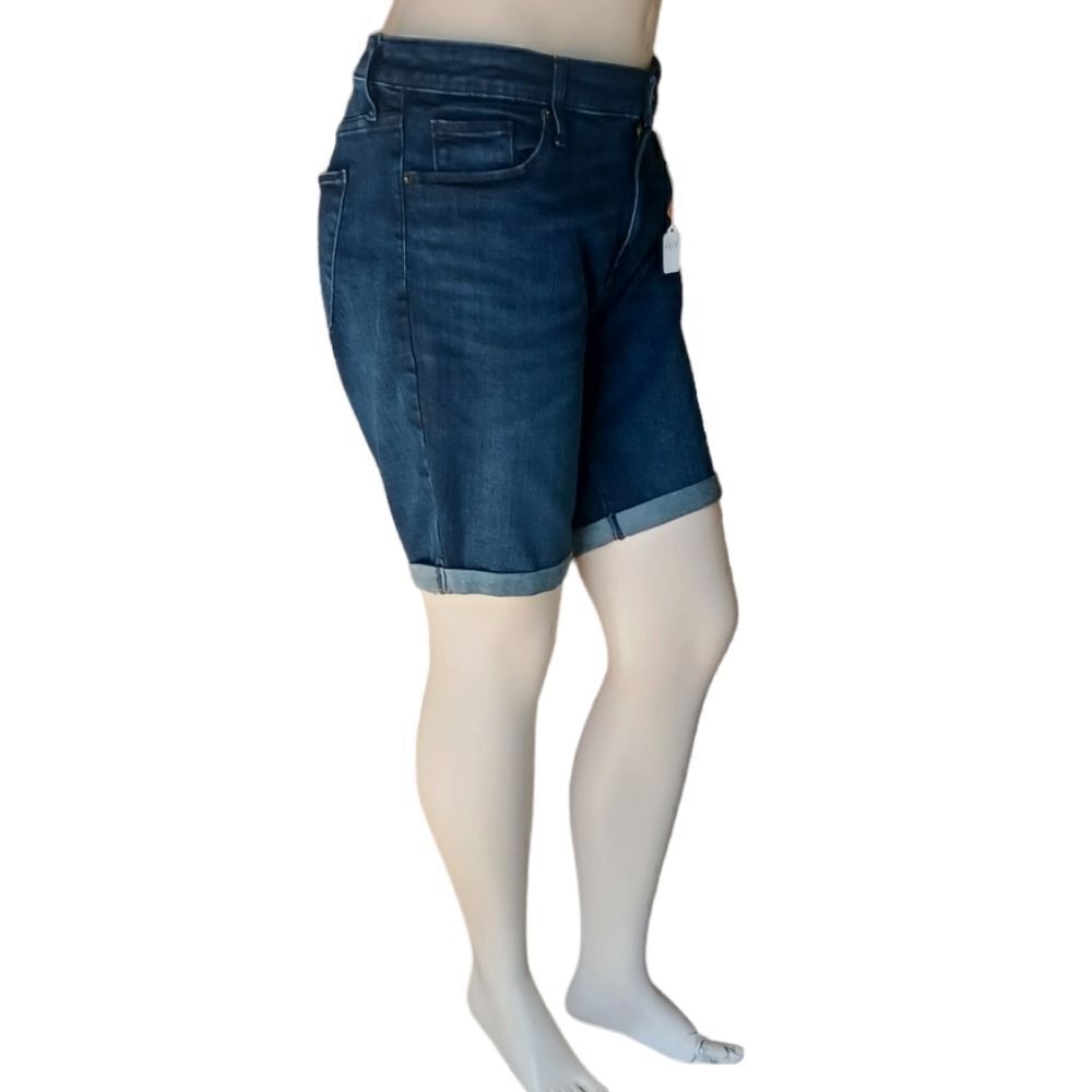 663442....Universal Thread Denim Shorts Size 18WR, 38" Waist 8" Inseam 10" Rise