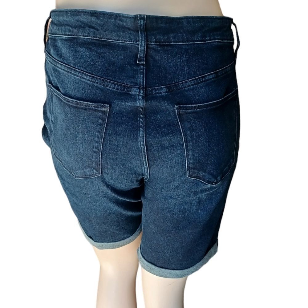 663442....Universal Thread Denim Shorts Size 18WR, 38" Waist 8" Inseam 10" Rise