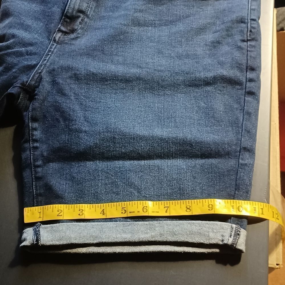 663442....Universal Thread Denim Shorts Size 18WR, 38" Waist 8" Inseam 10" Rise