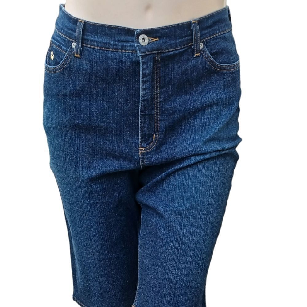 652820...Gloria Vanderbilt Shorts Size 38" Waist, 13"Inseam 12"Rise