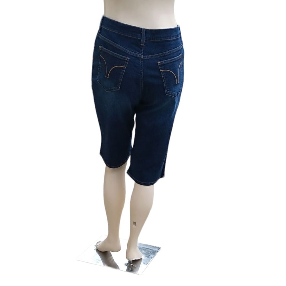 652820...Gloria Vanderbilt Shorts Size 38" Waist, 13"Inseam 12"Rise