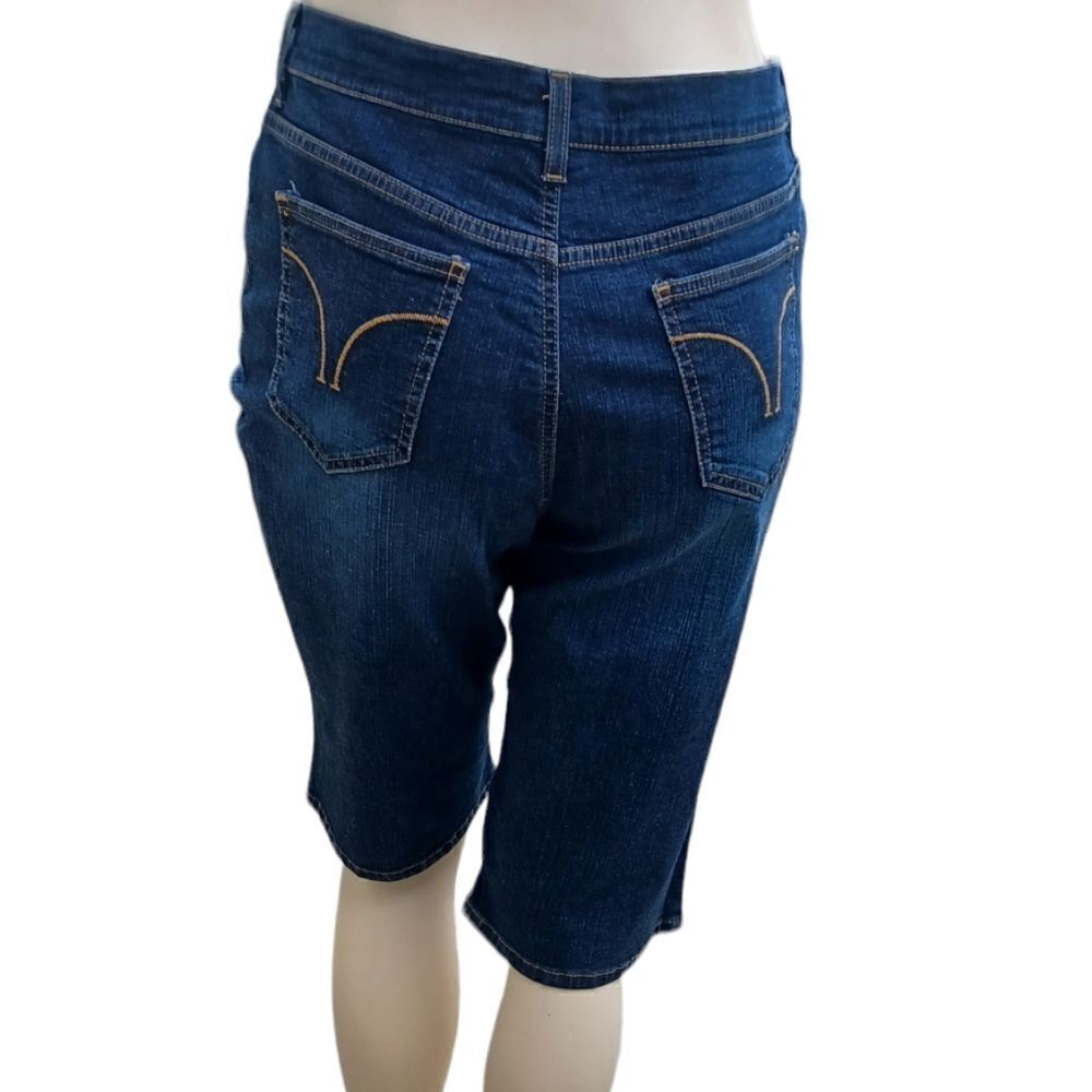 652820...Gloria Vanderbilt Shorts Size 38" Waist, 13"Inseam 12"Rise