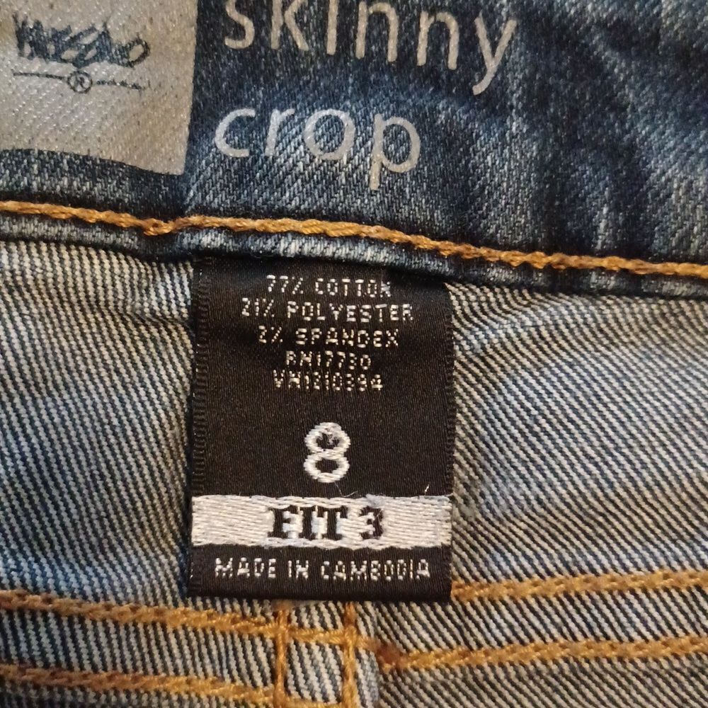 659141..Preowned Mossimo Skinny Crop Jeans Size 8, W30"  22"Inseam  7"Rise