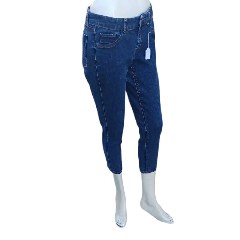 659141..Preowned Mossimo Skinny Crop Jeans Size 8, W30"  22"Inseam  7"Rise