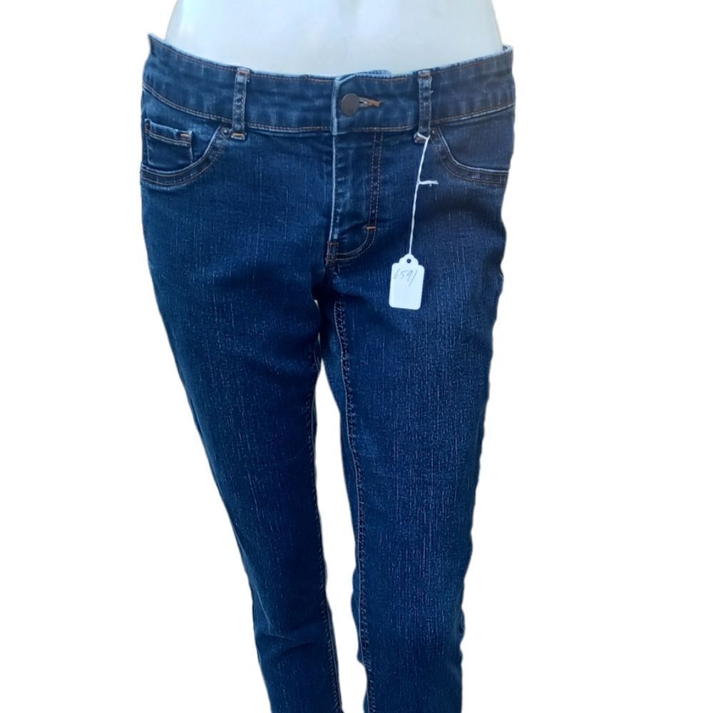 659141..Preowned Mossimo Skinny Crop Jeans Size 8, W30"  22"Inseam  7"Rise