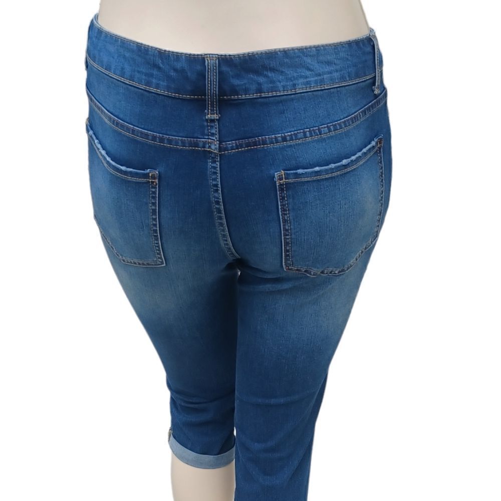 110222...Time and Tru Crop Jeans Size 14, W32" 19"Inseam  9"Rise