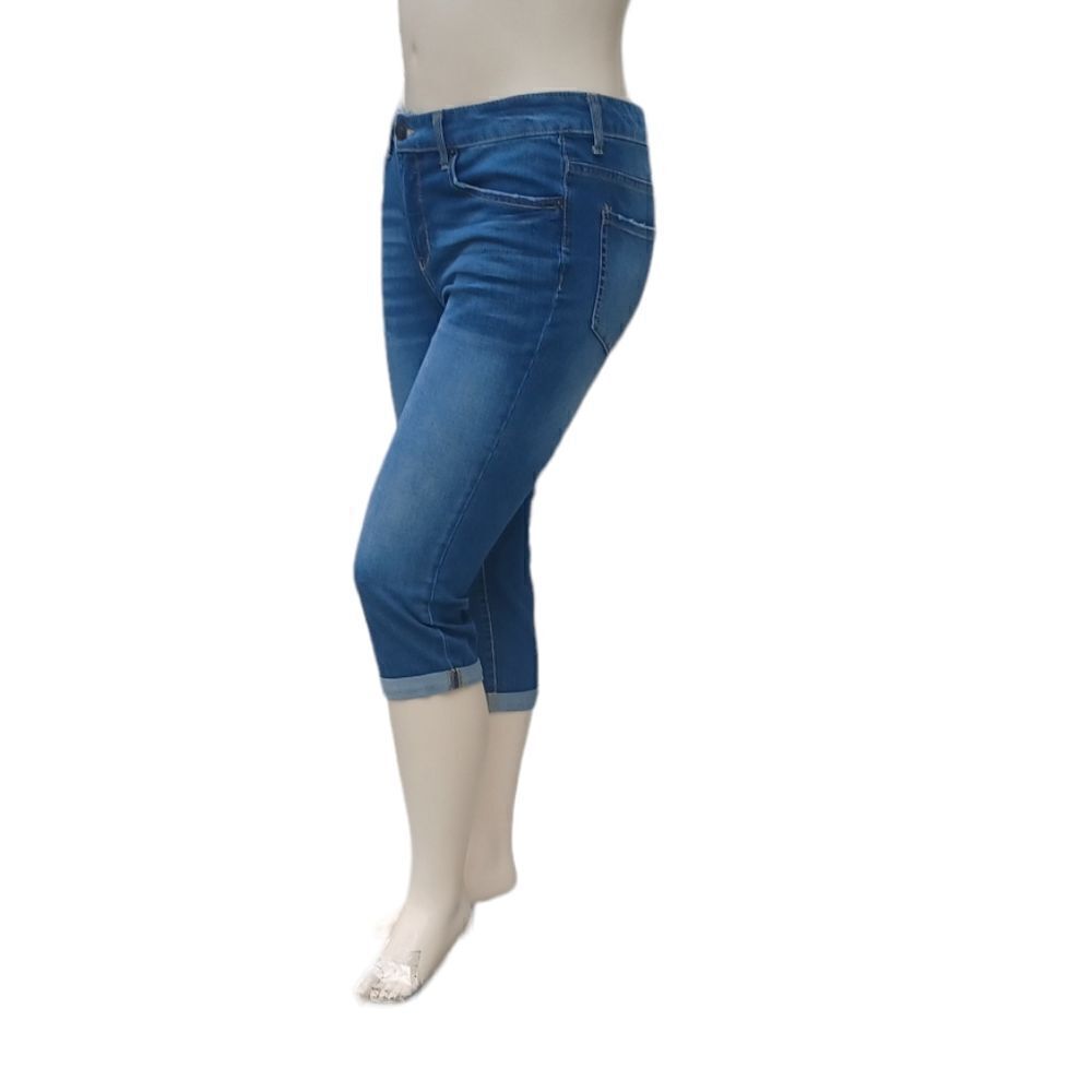 110222...Time and Tru Crop Jeans Size 14, W32" 19"Inseam  9"Rise