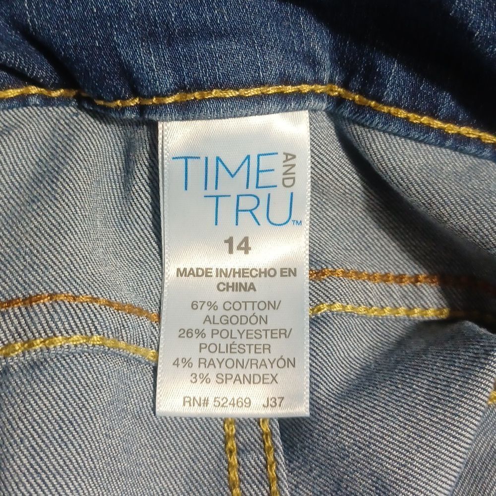 110222...Time and Tru Crop Jeans Size 14, W32" 19"Inseam  9"Rise