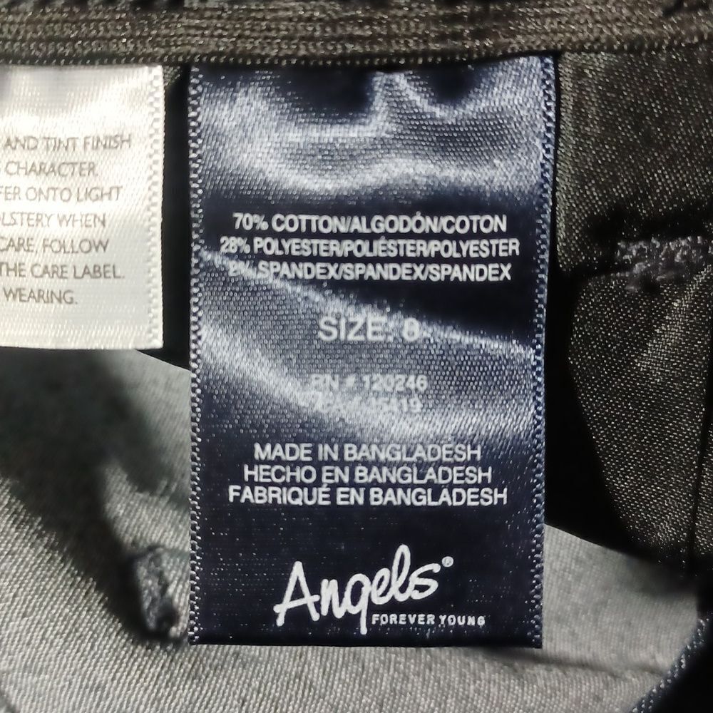 7002017......Angels Crop Jeans Size 8, 30" Waist 17" Inseam 10" Rise