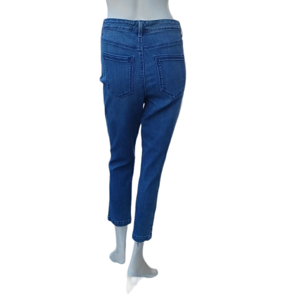 686945....Bandolino Ankle Crop Jeans Size 6, 30" Waist 24" Inseam 10" Rise