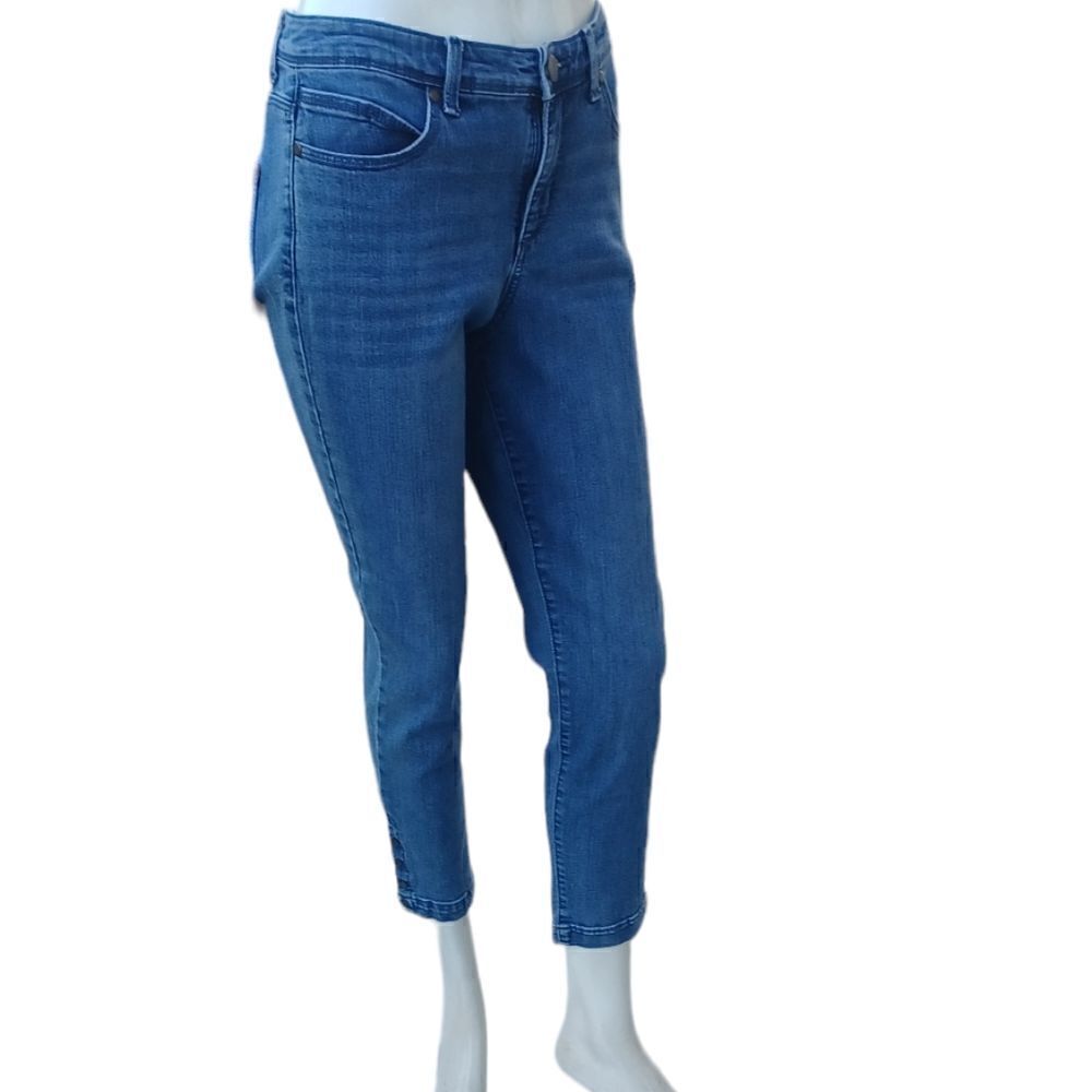 686945....Bandolino Ankle Crop Jeans Size 6, 30" Waist 24" Inseam 10" Rise