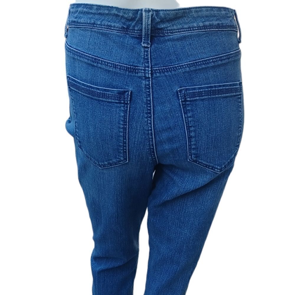 686945....Bandolino Ankle Crop Jeans Size 6, 30" Waist 24" Inseam 10" Rise