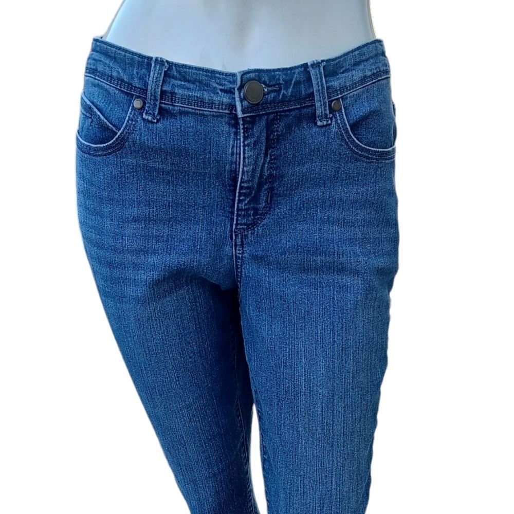 686945....Bandolino Ankle Crop Jeans Size 6, 30" Waist 24" Inseam 10" Rise