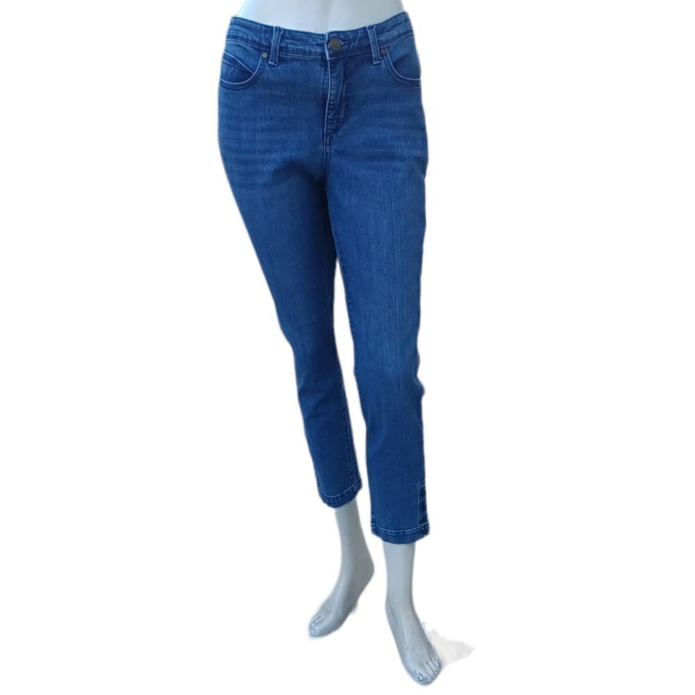 686945....Bandolino Ankle Crop Jeans Size 6, 30" Waist 24" Inseam 10" Rise