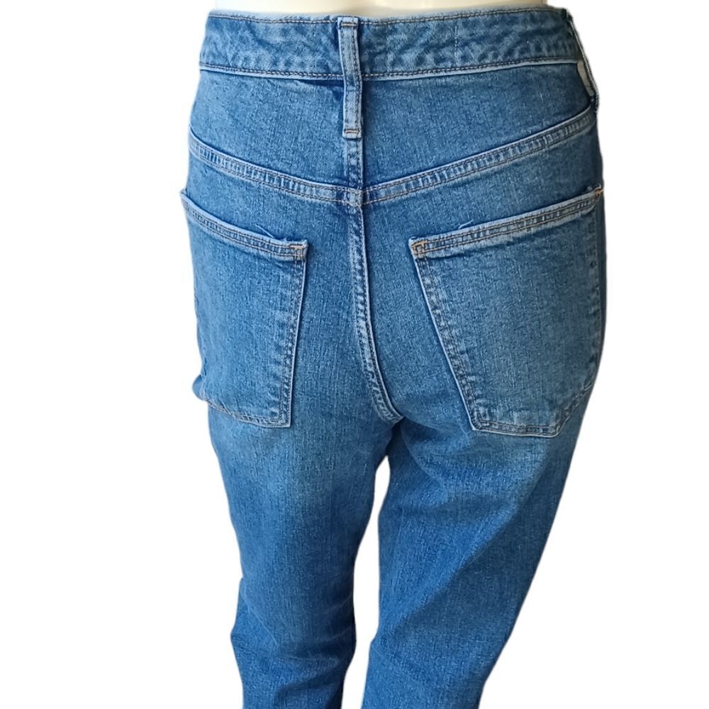 694940....Universal Thread Straight leg Jeans Size 8R, 28"W 26" Inseam 10" Rise