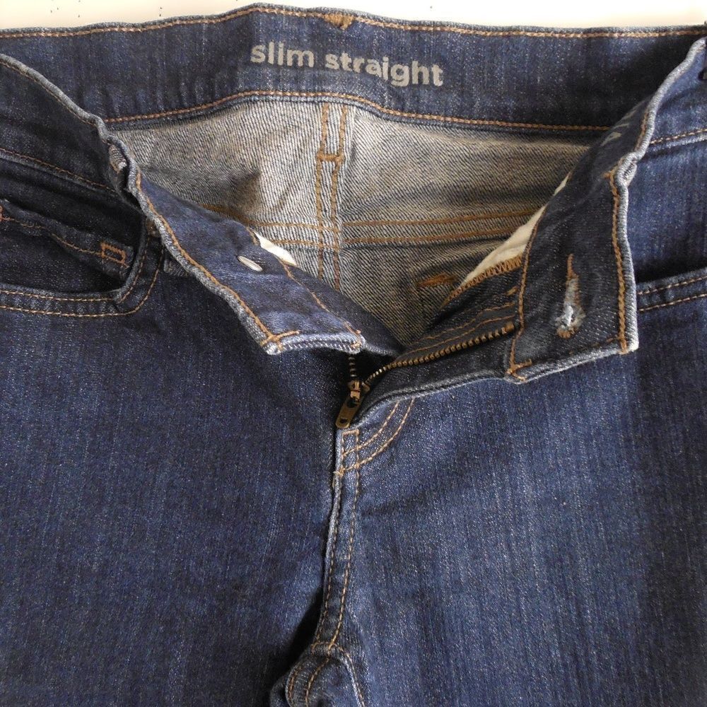 42295....Slim Straight Jeans Size 4, W26" 30"Inseam  8"Rise