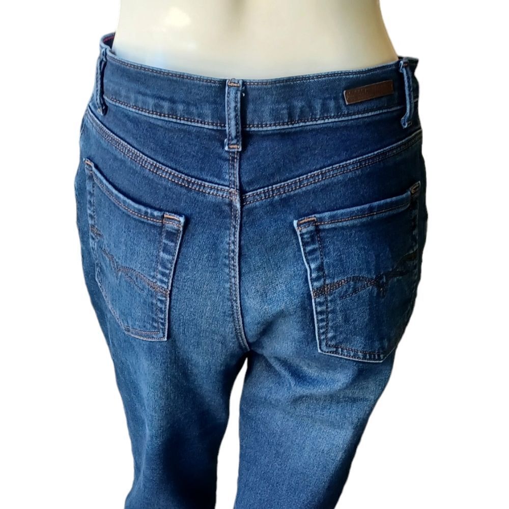 7003432.Lee Classic Fit Straight leg Jeans Size 6P W28" 26 1/2"Inseam 9 1/2"Rise