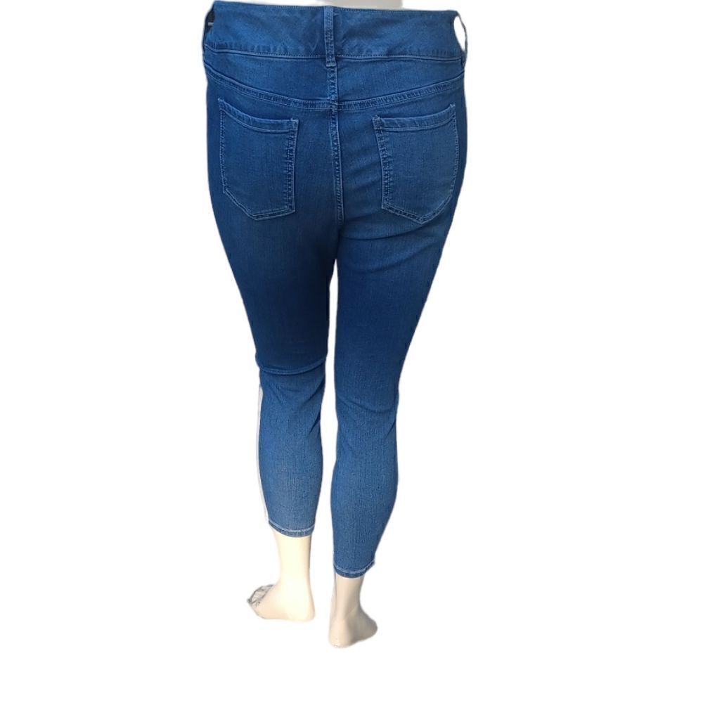668943....Torrid Skinny Jeans Size 16XS, W34"  24"Inseam 10"Rise