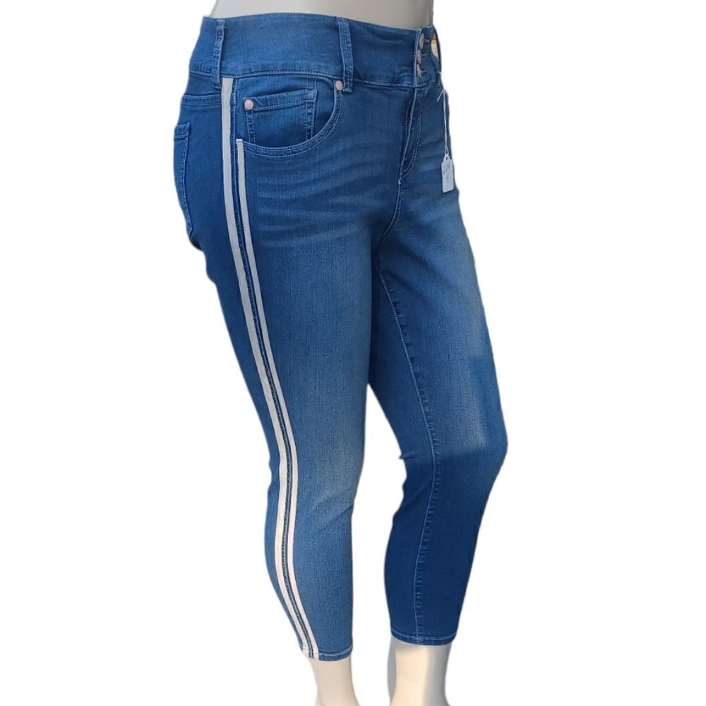 668943....Torrid Skinny Jeans Size 16XS, W34"  24"Inseam 10"Rise