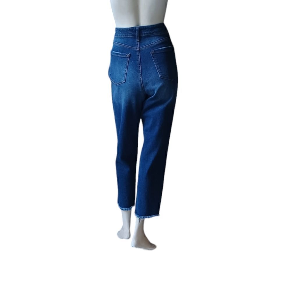 69634.....Scoop Crop Straight leg Jeans Size 8, W29"  25"Inseam 10"Rise