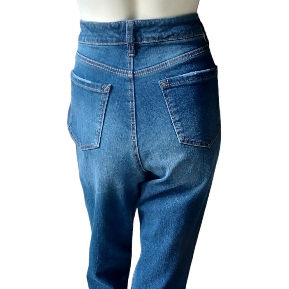 69634.....Scoop Crop Straight leg Jeans Size 8, W29"  25"Inseam 10"Rise