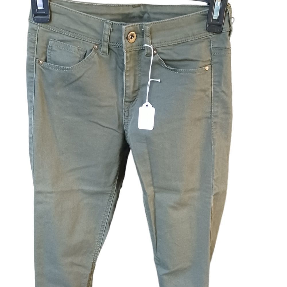 680225....Girls Divided Green Skinny Jeans Size 4, W24"  28"Inseam  7"Rise