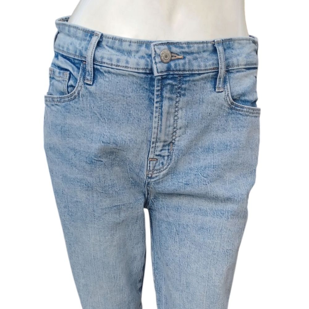 8143....Old Navy Straight leg Jeans Size 6, W28" 27."Inseam 10"Rise