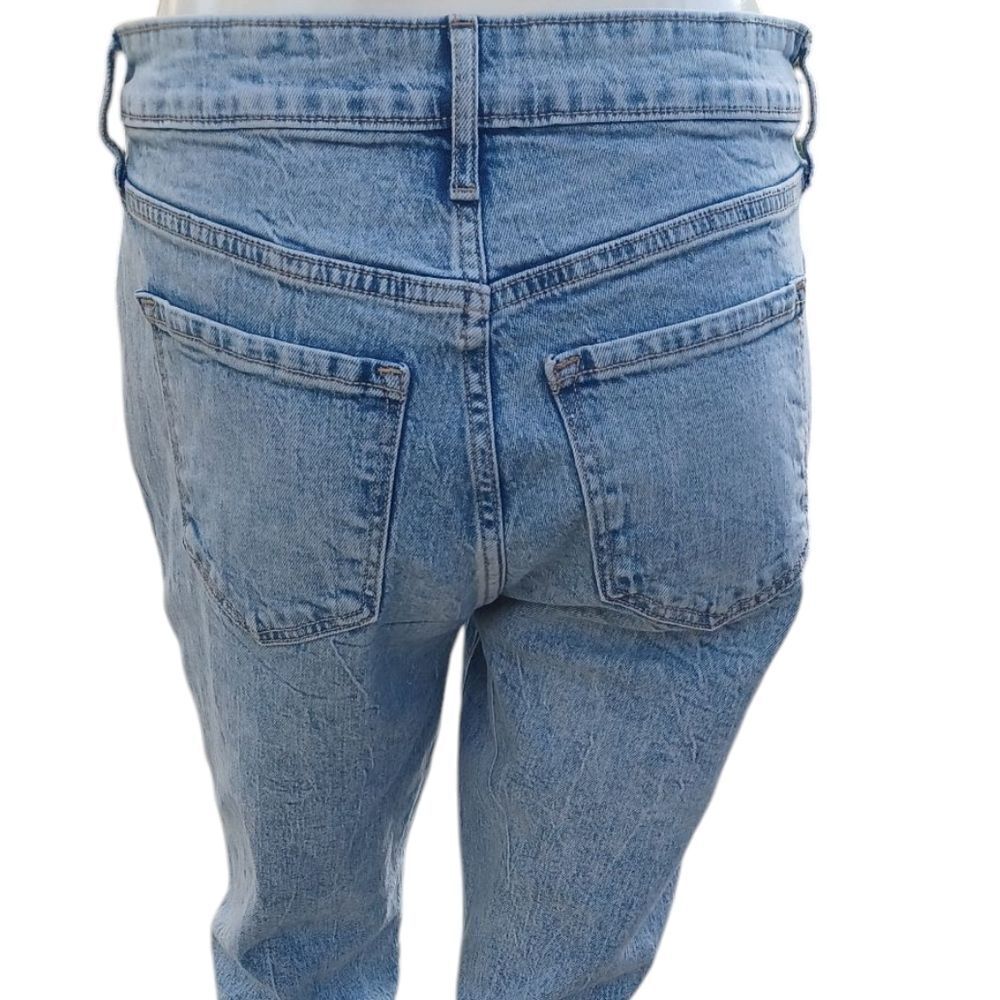 8143....Old Navy Straight leg Jeans Size 6, W28" 27."Inseam 10"Rise