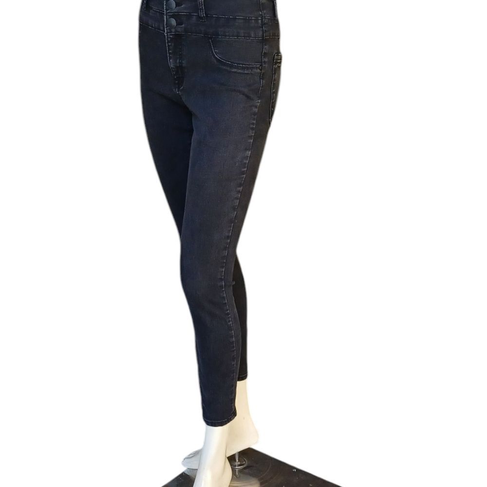 4185....Refuge Black Skinny Jeans Size 8, W26" 25"Inseam 10"Rise