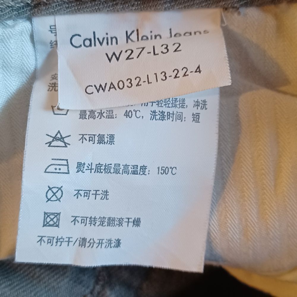 69684...Calvin Klein Straight Leg Jeans Size  W27 L32, 7" Rise